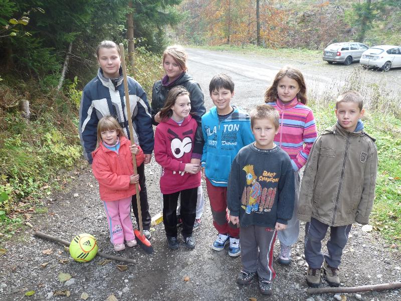 tým červených v metání - Naty, Danča, Nikolka, Maruška, Vojta, Natka, Štefan a Míša